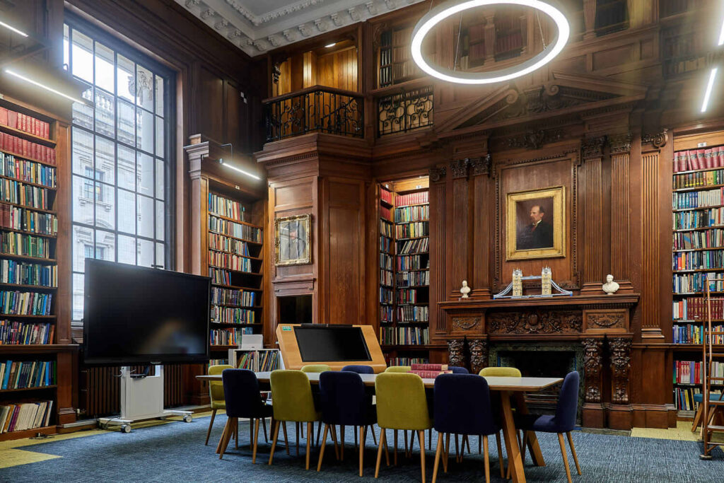 A living room filled with furniture and a book shelf