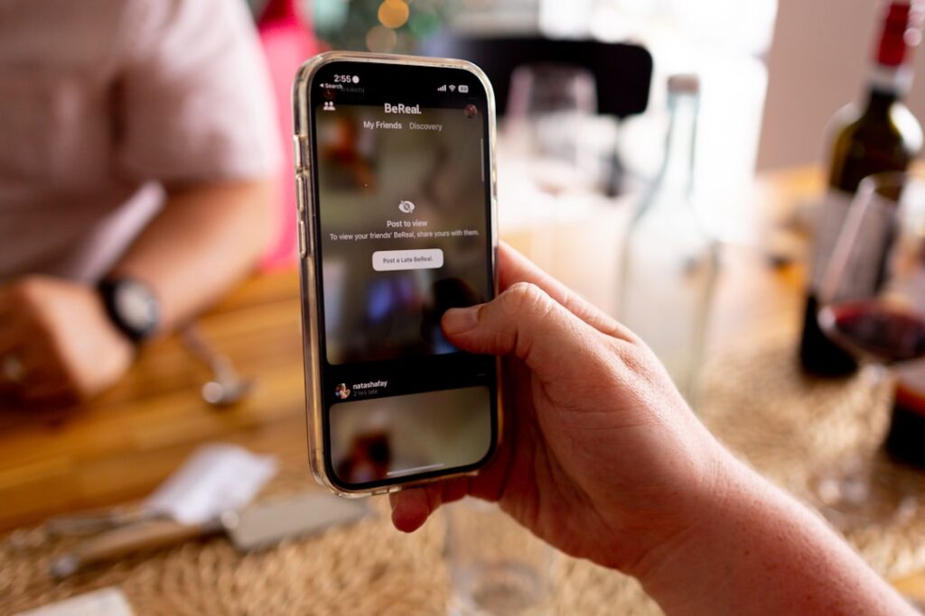 A hand holding a cellphone